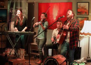 Threepwood'N Strings - Wohnzimmer GE