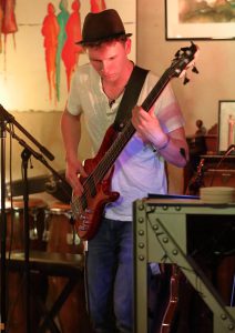 Threepwood'N Strings - Wohnzimmer GE