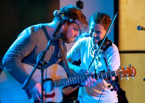 Threepwood N Strings Palais Vest Kev und Eva
