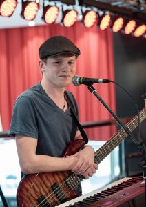 Threepwood N Strings Palais Vest Marvin