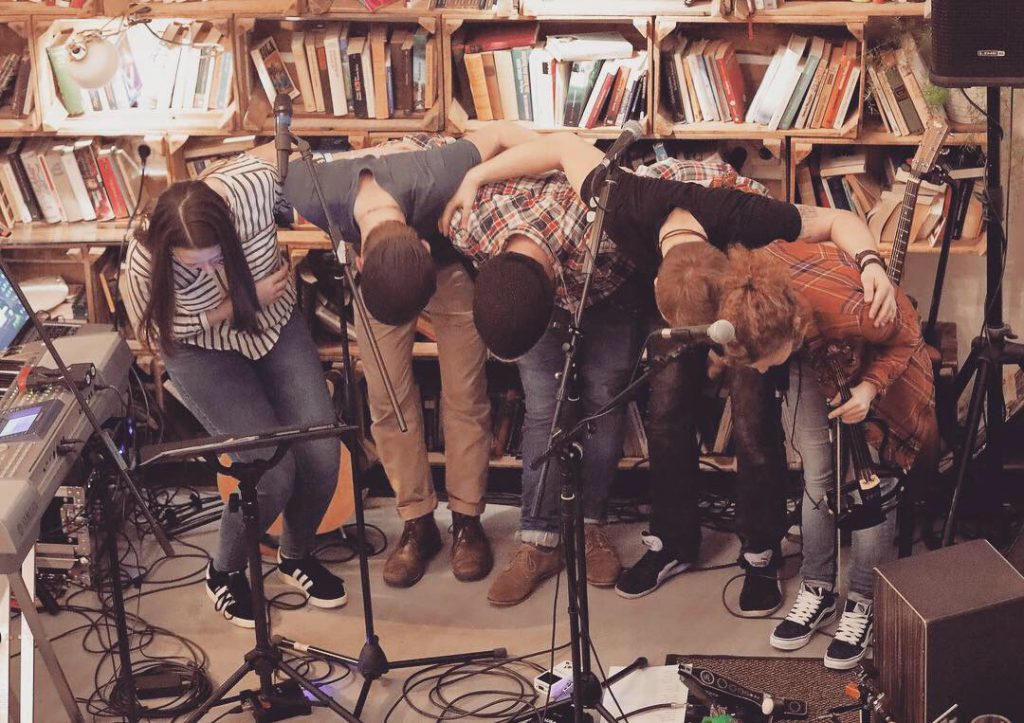 Threepwood N Strings Cafe Livres Applaus