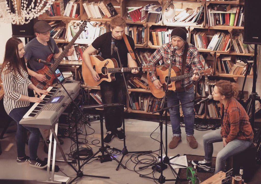 Threepwood N Strings Cafe Livres Applaus