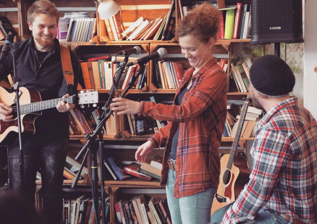 Threepwood N Strings Cafe Livres Eva