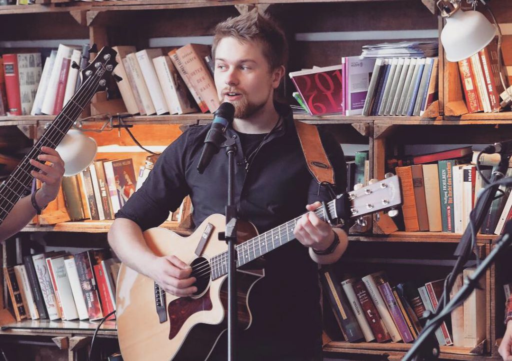 Threepwood N Strings Cafe Livres Robin