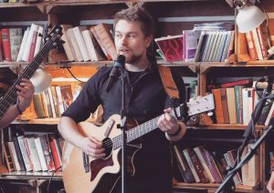 Threepwood N Strings Cafe Livres Robin
