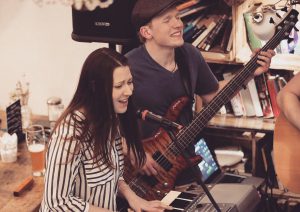 Threepwood N Strings Cafe Livres Selina Marvin