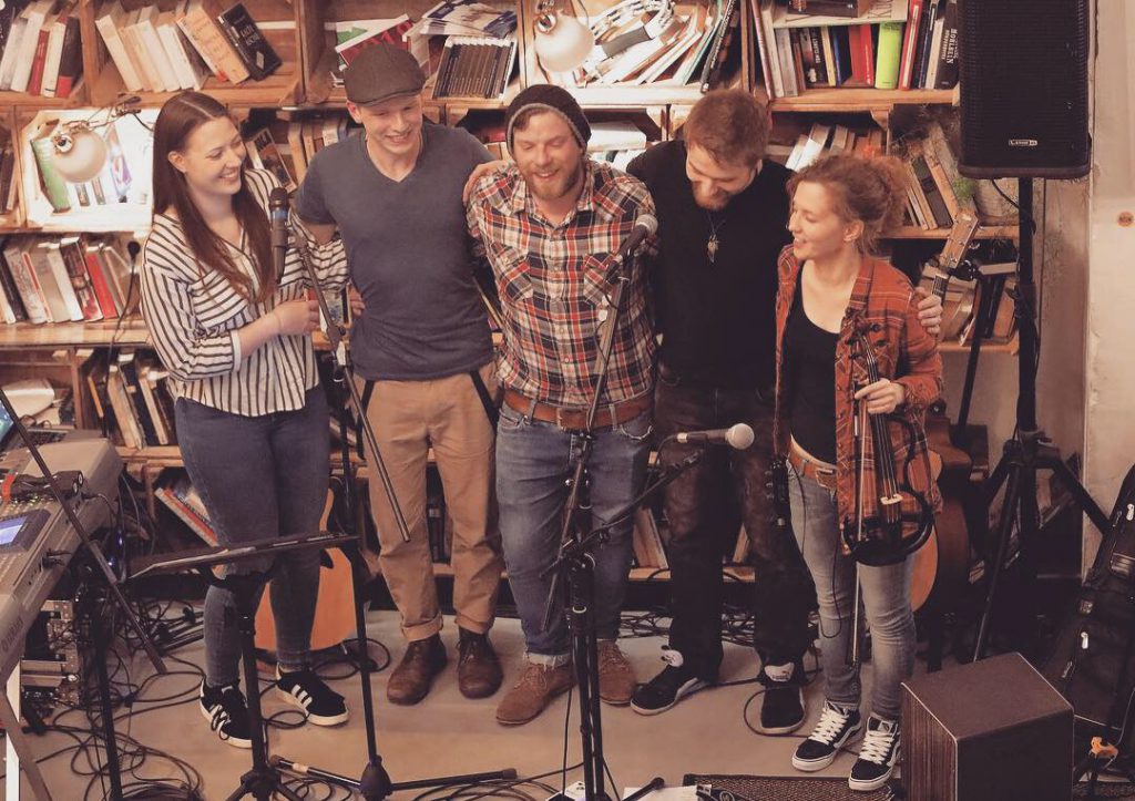 Threepwood N Strings Cafe Livres.JPG