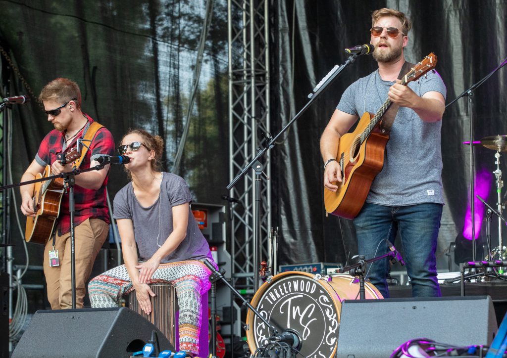 TnS Threepwood N Strings beim Waltroper Parkfest Robin Eva Kevin