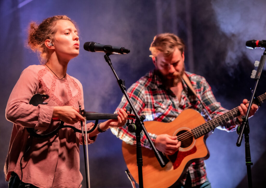 Eva Kempa und Kevin Seidel von der Indie Folk Band Threepwood 'N Strings