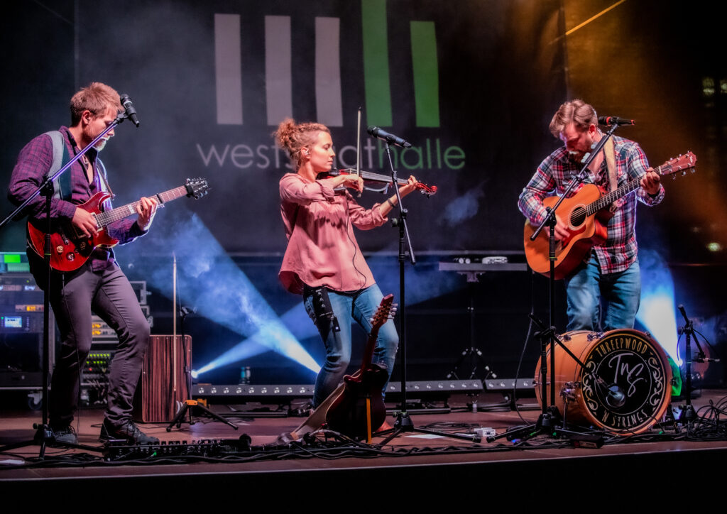 Indie Folk Band Threepwood 'N Strings live vor der Weststadthalle in Essen